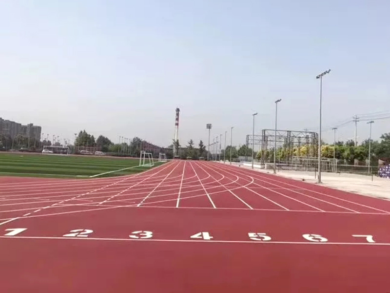 塑膠跑道上的異物怎么清理？
